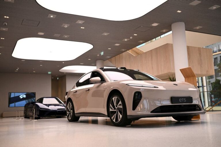FILE PHOTO: EXCLUSIVE-China's Nio considers tapping dealers to boost EV sales in Europe - sources